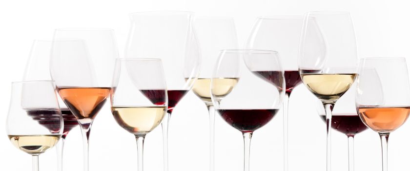 Razne vrste čaše za vino. Čaše za bijelo vino, čaše za crno vino, čaše s dugim dnom, čaše s uskim grlom, široke čaše, manje čaše za likerna vina, čaše za vino od maline