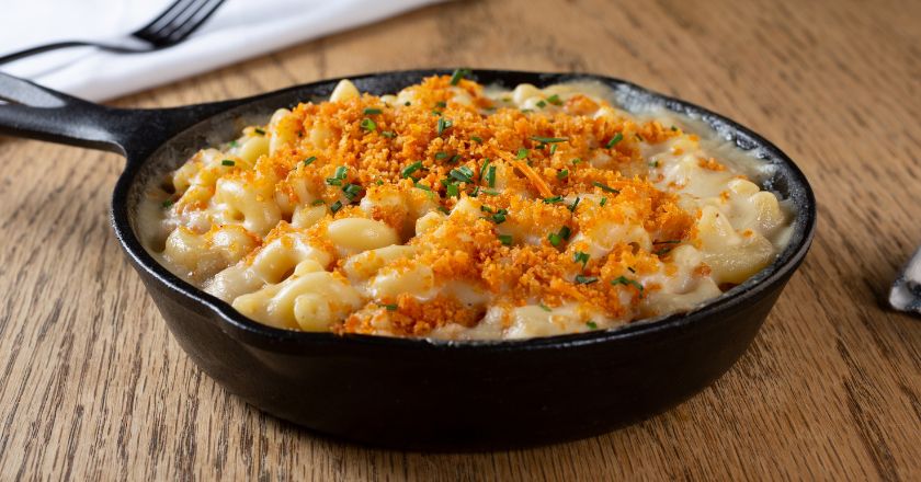 mac and cheese u ljevanoj posudi