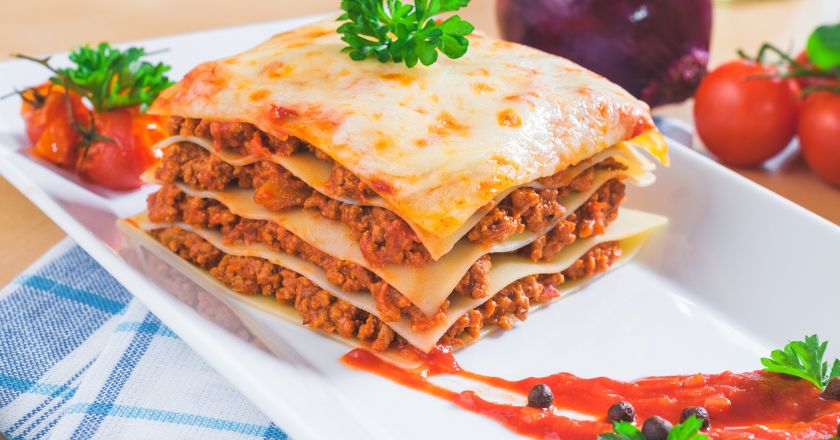 servirane lazanje na tanjuru