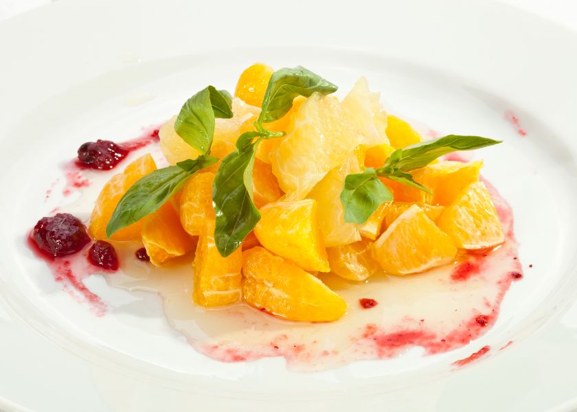 Salata od crvenih citrusa s bobicama, kruškama i narom