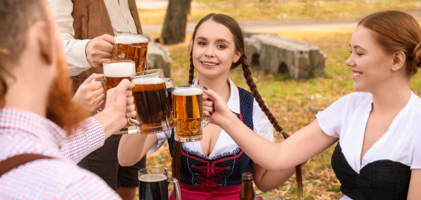 Nazdravljanje na poznatom festivalu pive.
