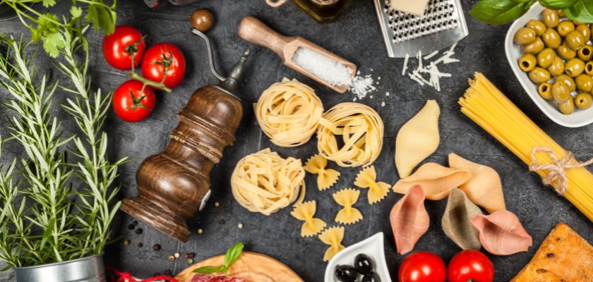 U konobama su se tradicionalno pripremale autohtone delicije poput pršuta, sira, maslina, ribe i mesa.