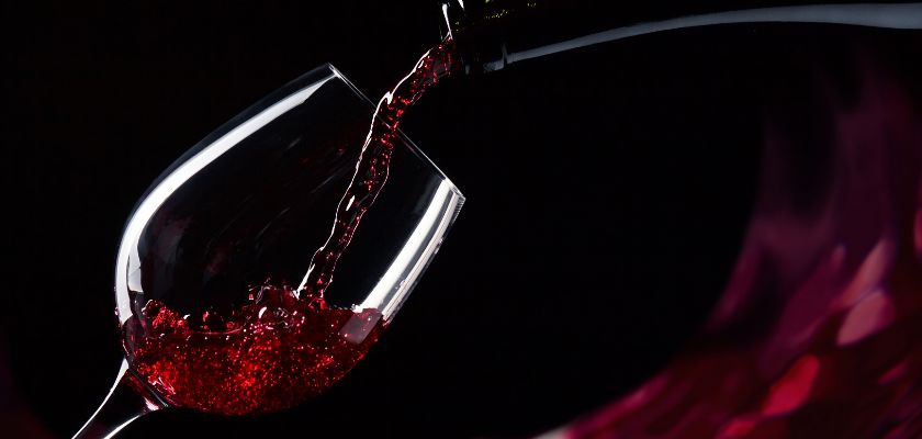 Crno vino se ulijeva u čašu za crno vino