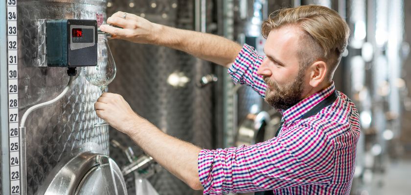 Enolog prati temperaturu inox bačve vina