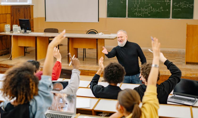 Učitelj u učionici objašnjava učenicima nastavno gradivo