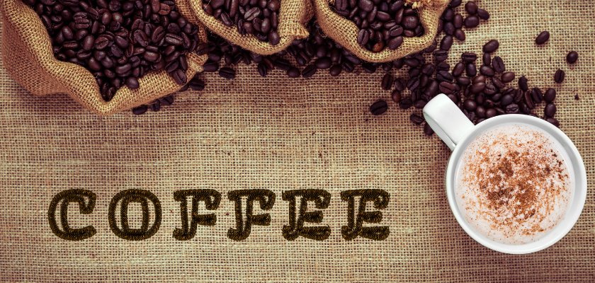 Kava servirana na vreči od jute punjena zrnima kave. 