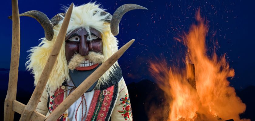 Pokladni običaji imaju dugu povijest koja seže još u pretkršćansko razdoblje. Njihov magijski značaj bio je usmjeren na otjerivanje zime, demona i zlih sila te odbijanje njihovog djelovanja na ljude, stoku, domove i usjeve.