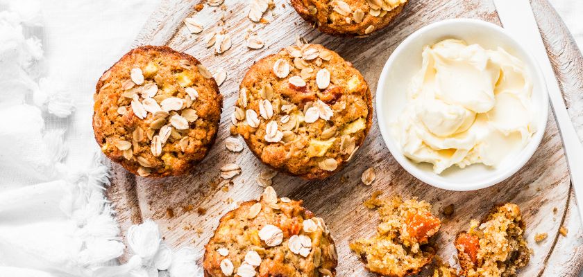 Zdravi doručak s muffinima i zobenim pahuljicama