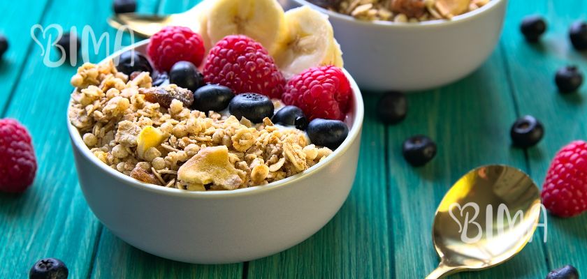 Kremasti jogurt s voćem i orašastim plodovima