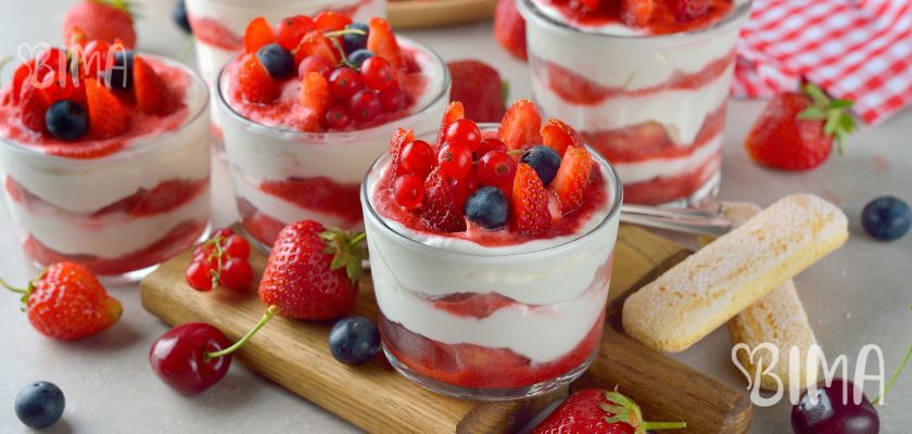 Tiramisu iz čaše s jagodama