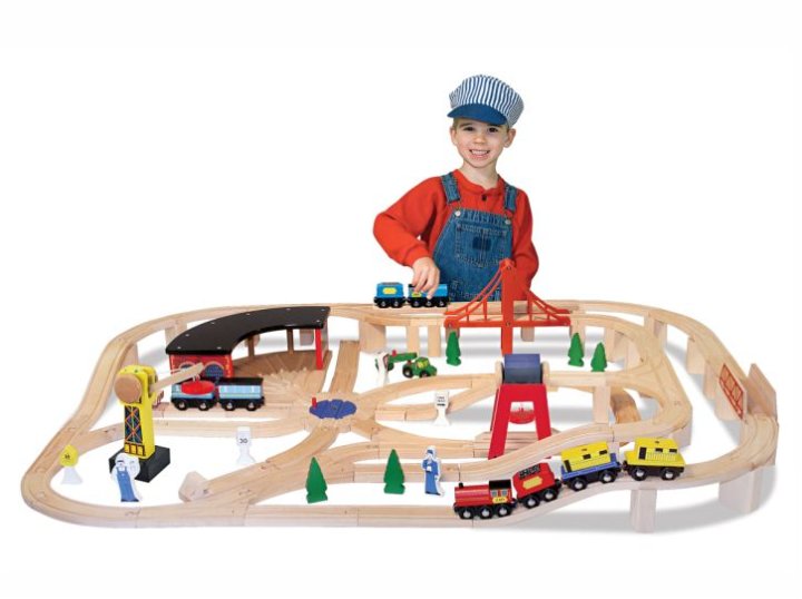 DRVENI VLAK ŽELJEZNIČKA POSTAJA SA PRIBOROM 132 DIJELNI U KUTIJI 72x45