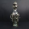 STALAK ZA BUTELJU METALNI - VATROGASAC 21 CM