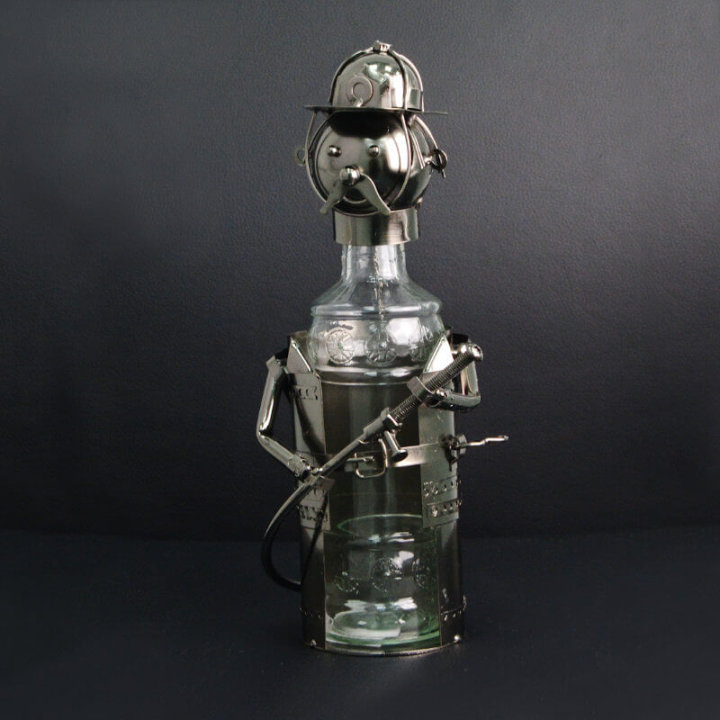 STALAK ZA BUTELJU METALNI - VATROGASAC 21 CM