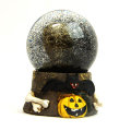 SNJEŽNA KUGLA HALLOWEEN S KOSTUROM 10x8 CM