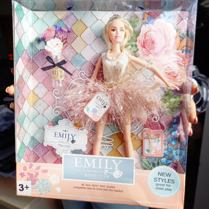 LUTKA EMILY STAR 29 CM S HALJINOM I PRIBOROM