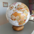 GLOBUS S DRVENIM POSTOLJEM 15.5x15.5x18.5 CM - SORT MODELI