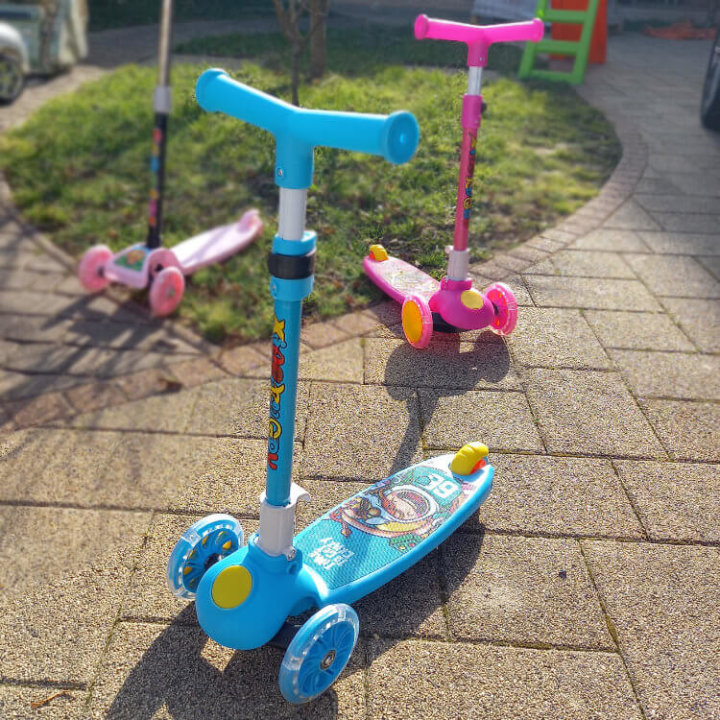ROMOBIL S TRI KOTAČA SVJETLEĆI PLAVI / ROZI