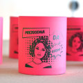 ŠALICA KERAMIČKA S TISKOM U POKLON KUTIJI NEON ROZA - Prezgodna da radim
