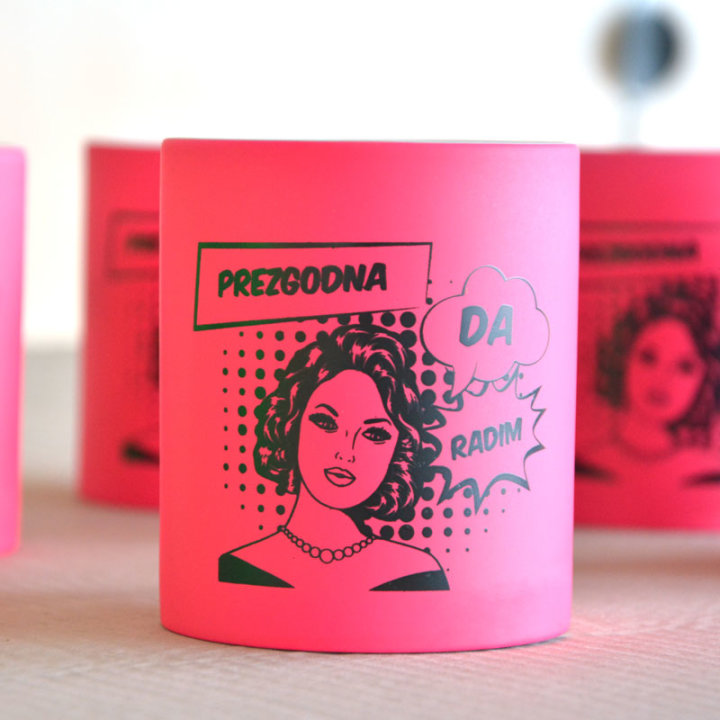 ŠALICA KERAMIČKA S TISKOM U POKLON KUTIJI NEON ROZA - Prezgodna da radim
