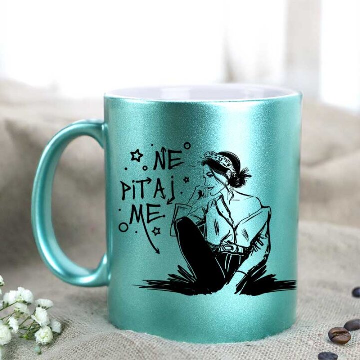 ŠALICA KERAMIČKA S TISKOM U POKLON KUTIJI GLITER TIRKIZNA - Ne pitaj me