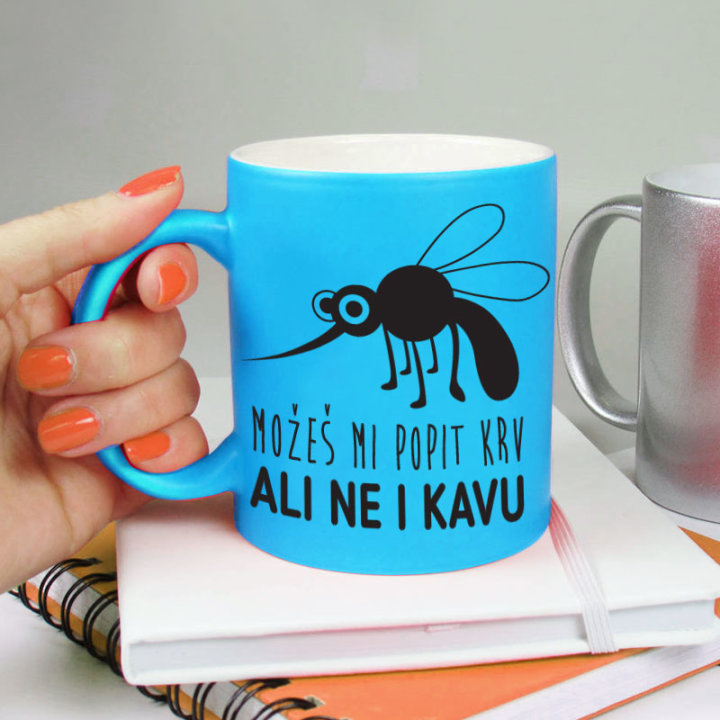 ŠALICA KERAMIČKA S TISKOM U POKLON KUTIJI NEON PLAVA - Možeš mi popiti krv