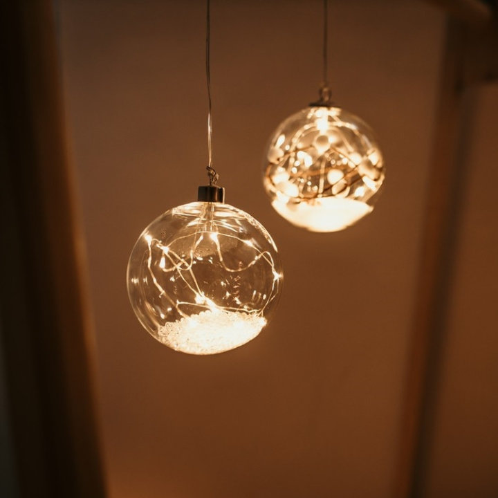BOŽIĆNA KUGLA PROZIRNA 12 CM S LED ŽARULJICAMA 12/1 NA BATERIJE TOPLO BIJELE