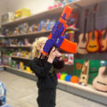 NERF ELITE PUŠKA NA BATERIJE SA SPUŽVASTIM MECIMA 63x38 CM