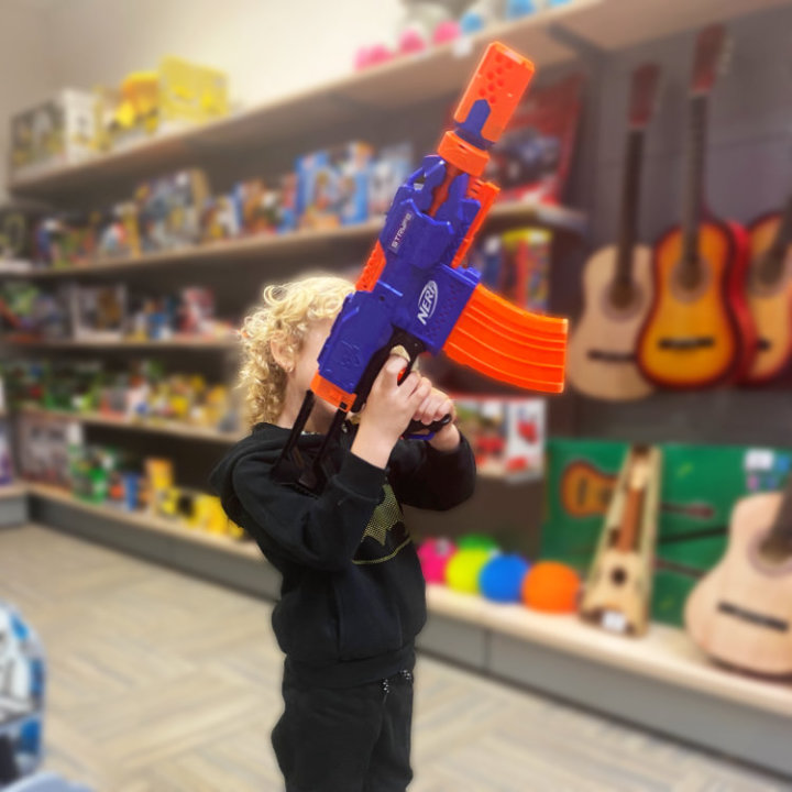 NERF ELITE PUŠKA NA BATERIJE SA SPUŽVASTIM MECIMA 63x38 CM