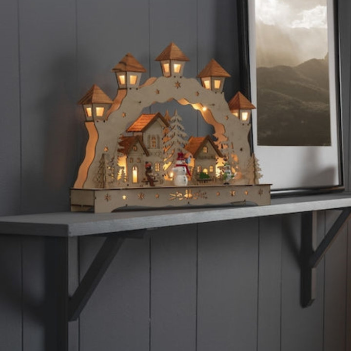 BOŽIĆNO SELO - DRVENA SILUETA S LED SVJETLIMA 43 CM