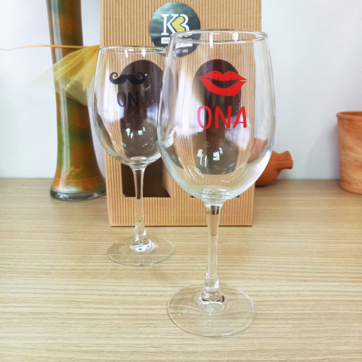 POKLON SET ČAŠA ZA VINO S TISKOM ON I ONA 480 Ml