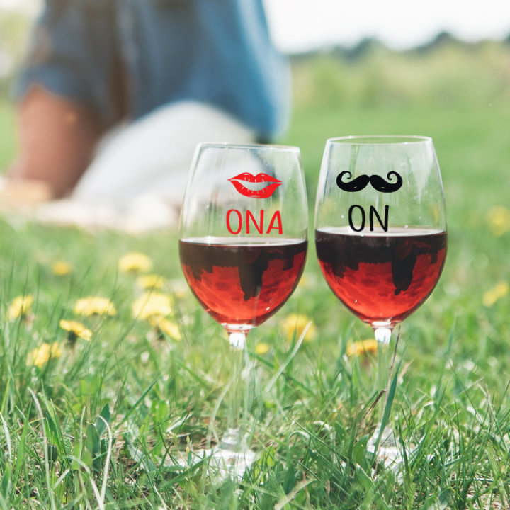 POKLON SET ČAŠA ZA VINO S TISKOM ON I ONA 480 Ml