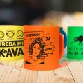 ŠALICA KERAMIČKA S TISKOM U POKLON KUTIJI NEON NARANČASTA - Prezgodna da radim
