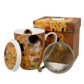 ŠALICA PORCULANSKA 380 ML S POKLOPCEM I INFUZOROM - THE KISS BY GUSTAV KLIMT