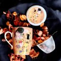 ŠALICA PORCULANSKA 380 ML S POKLOPCEM I INFUZOROM - THE KISS BY GUSTAV KLIMT