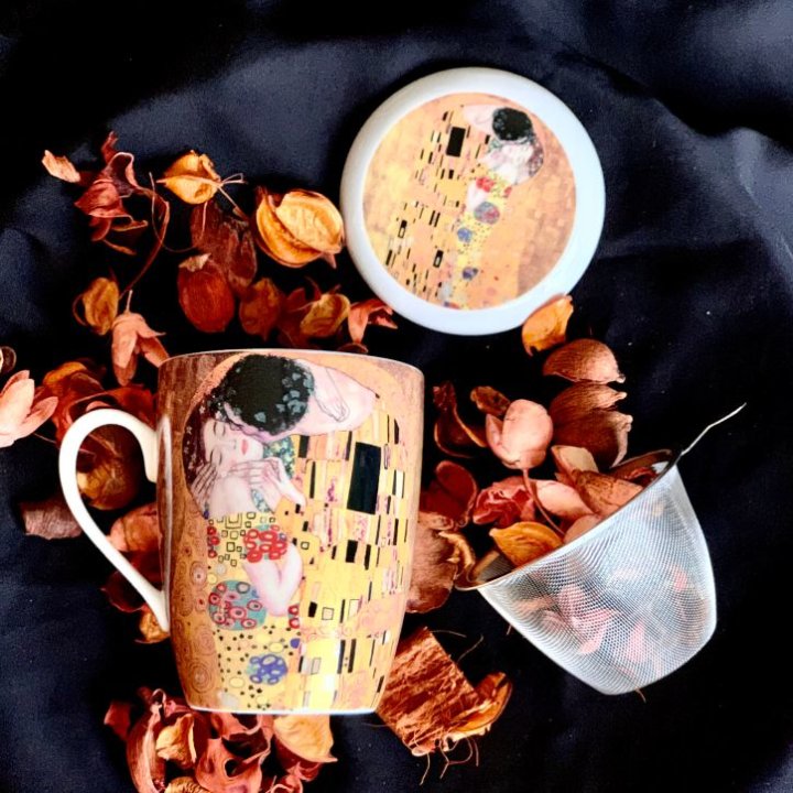 ŠALICA PORCULANSKA 380 ML S POKLOPCEM I INFUZOROM - THE KISS BY GUSTAV KLIMT