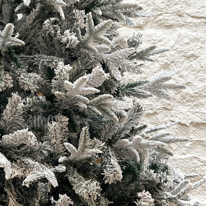 BOŽIĆNO DRVCE FROSTY SA SNIJEGOM I METALNIM STALKOM 240 cm