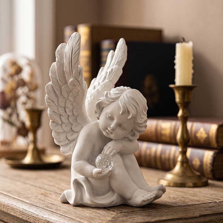 ANĐEO FIGURA SJEDEĆI S KRILIMA I STAKLENOM KUGLOM 18,5 CM