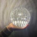 KUGLA S LED SVJETLIMA NA BATERIJE - SREBRNE GLITER LINIJE 12 cm