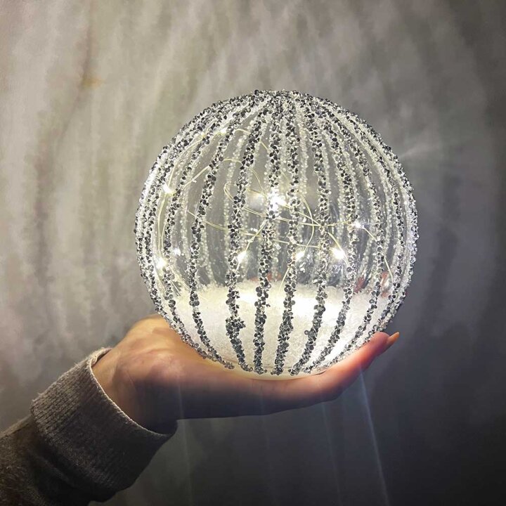 KUGLA S LED SVJETLIMA NA BATERIJE - SREBRNE GLITER LINIJE 12 cm
