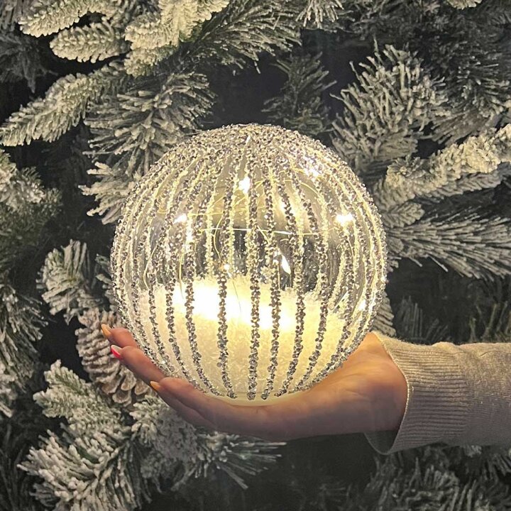 KUGLA S LED SVJETLIMA NA BATERIJE - SREBRNE GLITER LINIJE 12 cm