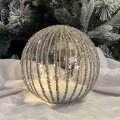 KUGLA S LED SVJETLIMA NA BATERIJE - SREBRNE GLITER LINIJE 15 cm