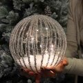 KUGLA S LED SVJETLIMA NA BATERIJE - SREBRNE GLITER LINIJE 18 cm