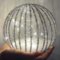 KUGLA S LED SVJETLIMA NA BATERIJE - CRNO-SREBRNE GLITER LINIJE 18 cm