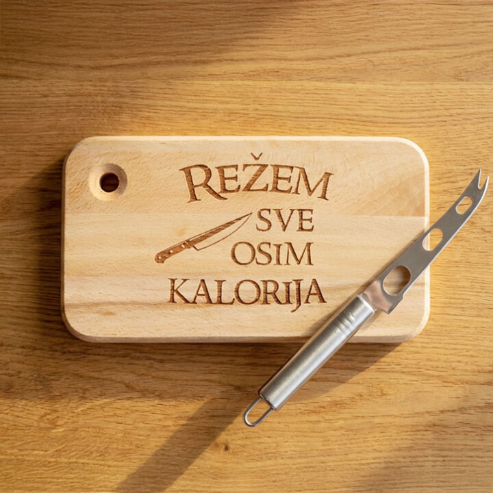 DASKA DRVENA GRAVIRANI NATPIS Režem sve osim kalorija SA NOŽEM ZA SIR
