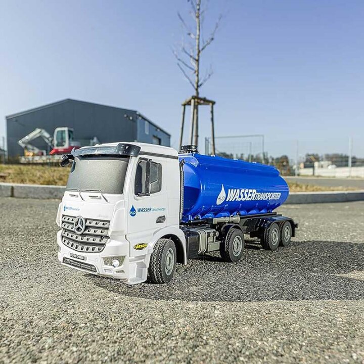 KAMION CISTERNA ZA VODU NA DALJINSKO UPRAVLJANJE 52 cm - MERCEDES-BENZ AROCS