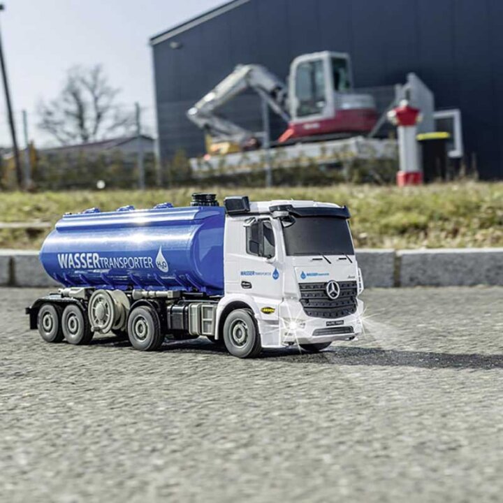 KAMION CISTERNA ZA VODU NA DALJINSKO UPRAVLJANJE 52 cm - MERCEDES-BENZ AROCS