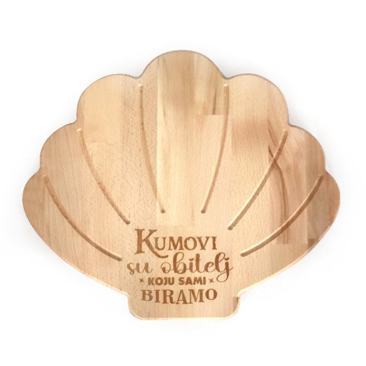 DASKA DRVENA ZA POSLUŽIVANJE ŠKOLJKA S GRAVUROM 40x35 cm Kumovi su obitelj...