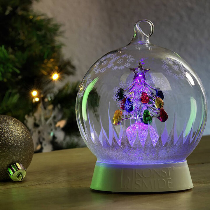 SNJEŽNA KUGLA BOŽIĆNO DRVCE S LED SVJELOM NA BATERIJE S TIMEROM 12 x 16 cm