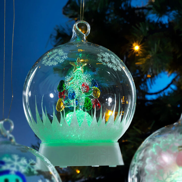 SNJEŽNA KUGLA BOŽIĆNO DRVCE S LED SVJELOM NA BATERIJE S TIMEROM 12 x 16 cm