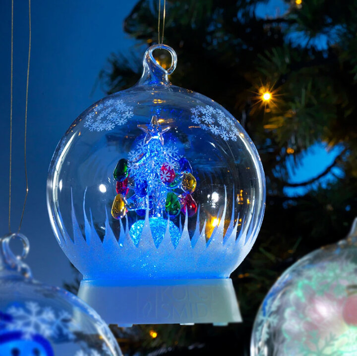 SNJEŽNA KUGLA BOŽIĆNO DRVCE S LED SVJELOM NA BATERIJE S TIMEROM 12 x 16 cm